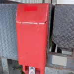 Butoir de quai rouge sur un quai de chargement