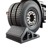 Roue de camion appuyée sur une cale en caoutchouc