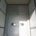 Porte sectionnelle blanche de quai de chargement