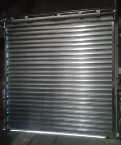 Rideau métallique Rideau métallique vu de l'intérieur d'un bâtiment