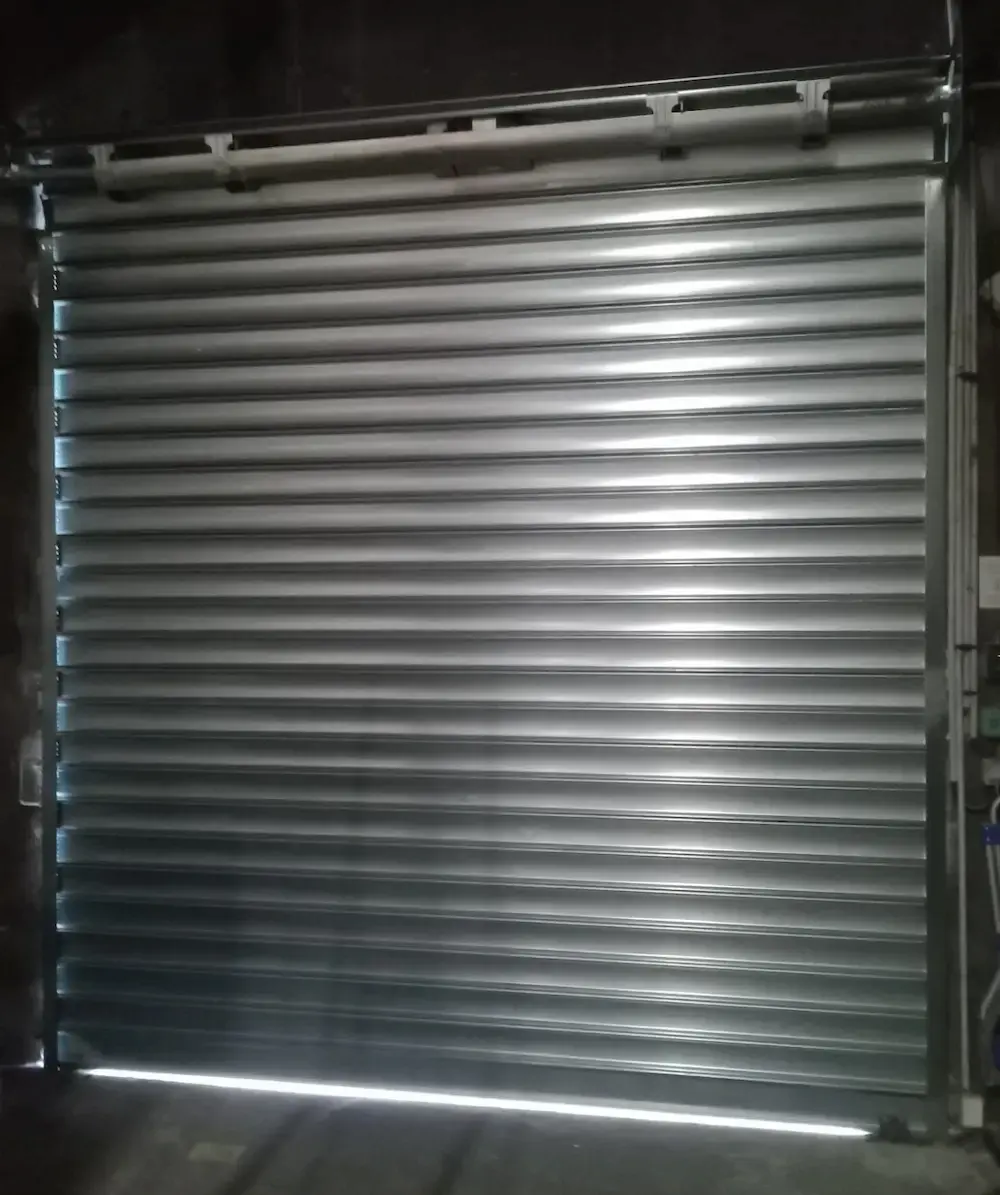 Rideau métallique vu de l'intérieur d'un bâtiment