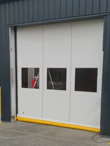 Porte rapide blanche Porte rapide avec 3 hublots