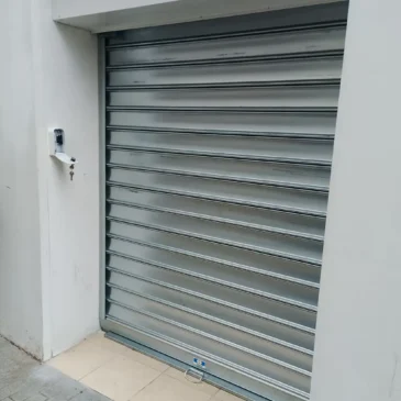 petit rideau métallique lames pleine, en façade de magasin