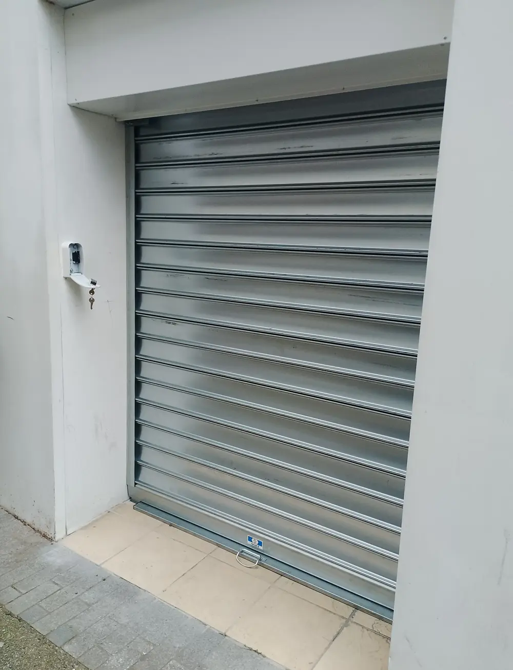 petit rideau métallique lames pleine, en façade de magasin